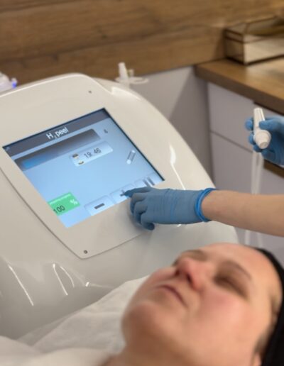 aktywny wodór; OxiVion H2; wolne rodniki; kosmetologia; zabiegi przeciwstarzeniowe; peeling wodorowy; pielęgnacja skóry; innowacyjne zabiegi; anti-aging; działanie przeciwzapalne